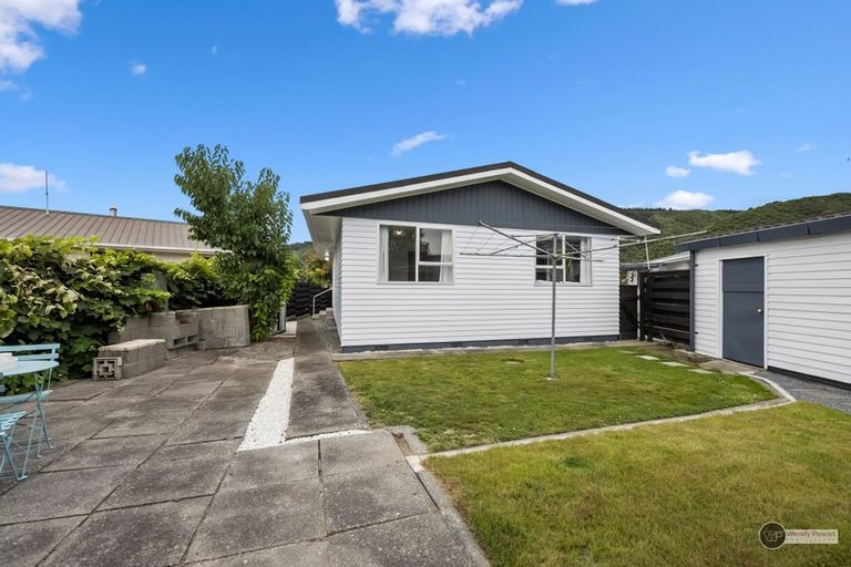 Photo of property in 6 Omaha Grove, Totara Park, Upper Hutt, 5018