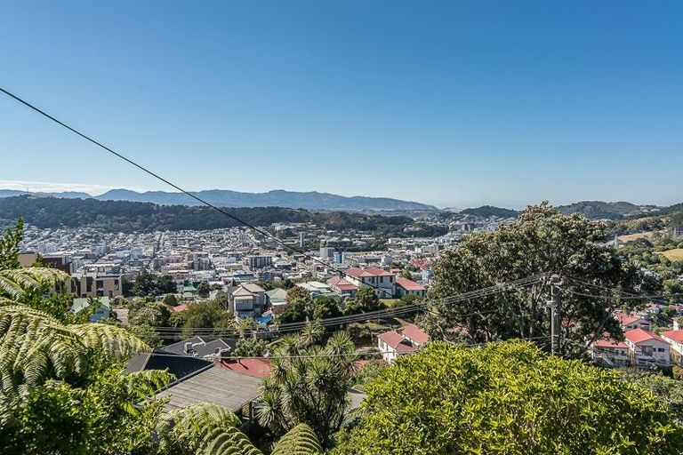 Photo of property in 118 Kelburn Parade, Kelburn, Wellington, 6012