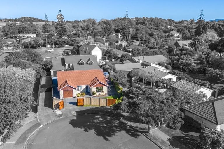 Photo of property in 37 Rosebank Grove, Waikanae, 5036