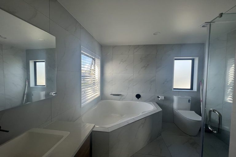 Photo of property in 26 Kiteroa Terrace, Rothesay Bay, Auckland, 0630