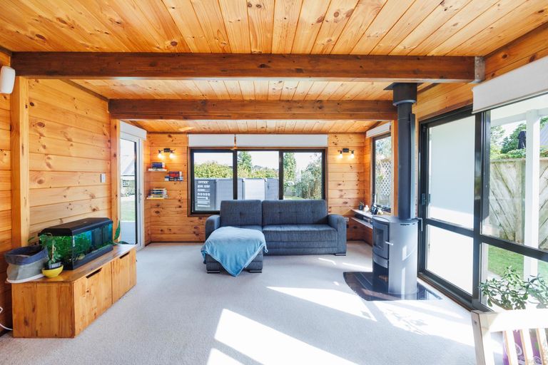 Photo of property in 21 Heathcote Place, Fitzherbert, Palmerston North, 4410