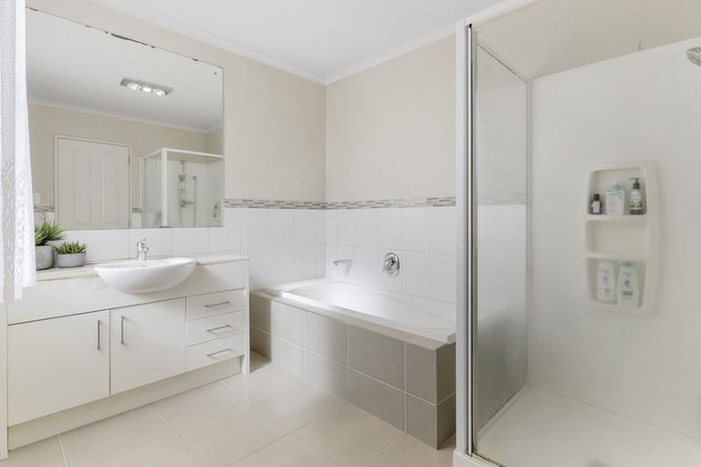 Photo of property in 12 Seresin Crescent, Flat Bush, Auckland, 2016