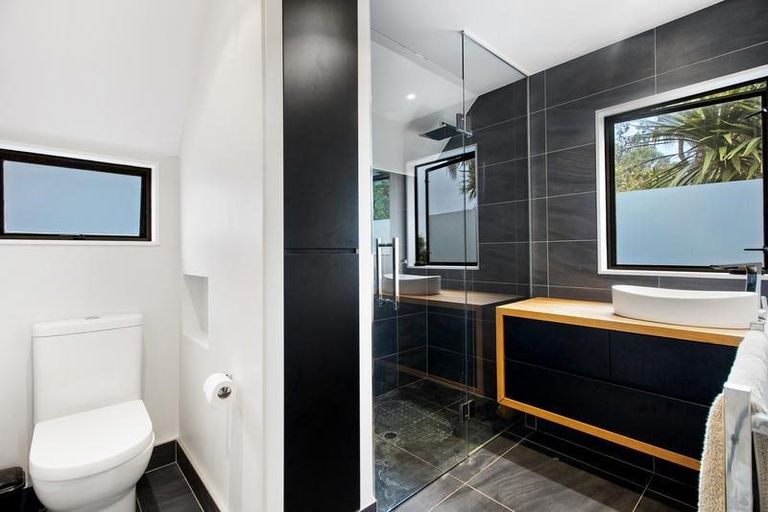 Photo of property in 136 Mountain Road, Henderson Valley, Auckland, 0612