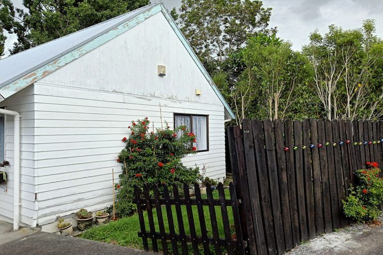 Photo of property in 2/43 Sabulite Road, Kelston, Auckland, 0602