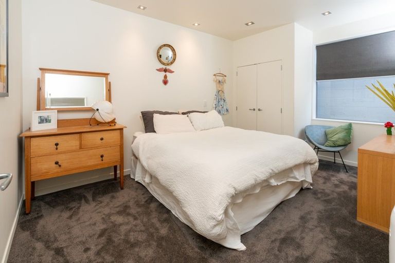 Photo of property in 28 Tiketike Way, Brooklyn, Wellington, 6021