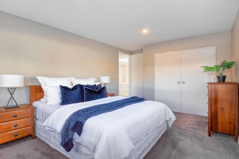 Photo of property in 20 Countess Close, Maupuia, Wellington, 6022