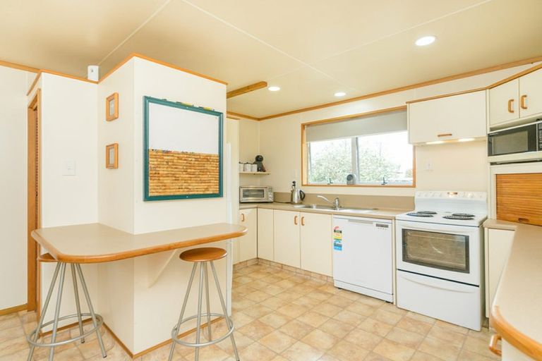 Photo of property in 10 Forbes Place, Kelvin Grove, Palmerston North, 4414