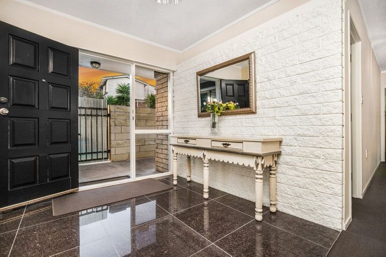 Photo of property in 16 Banksia Place, Goodwood Heights, Auckland, 2105