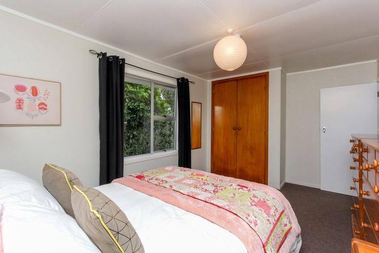 Photo of property in 83 Riversdale Drive, Merrilands, New Plymouth, 4312