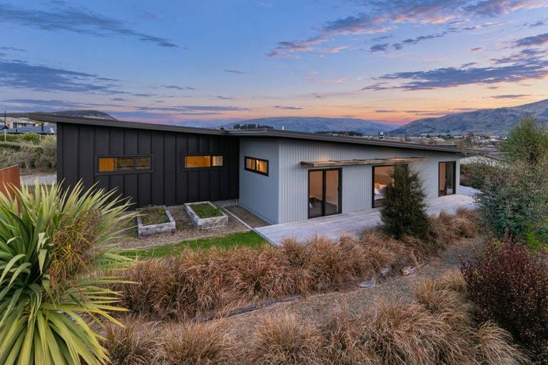 Photo of property in 20 Makomako Road, Wanaka, 9305