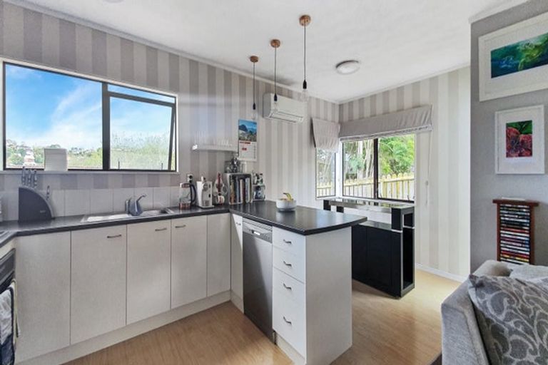 Photo of property in 2/8 Atlantis Place, Totara Vale, Auckland, 0629