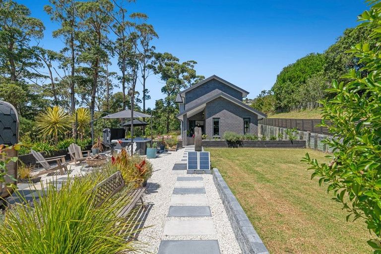 Photo of property in 8 Roberts Road, Matakatia, Whangaparaoa, 0930