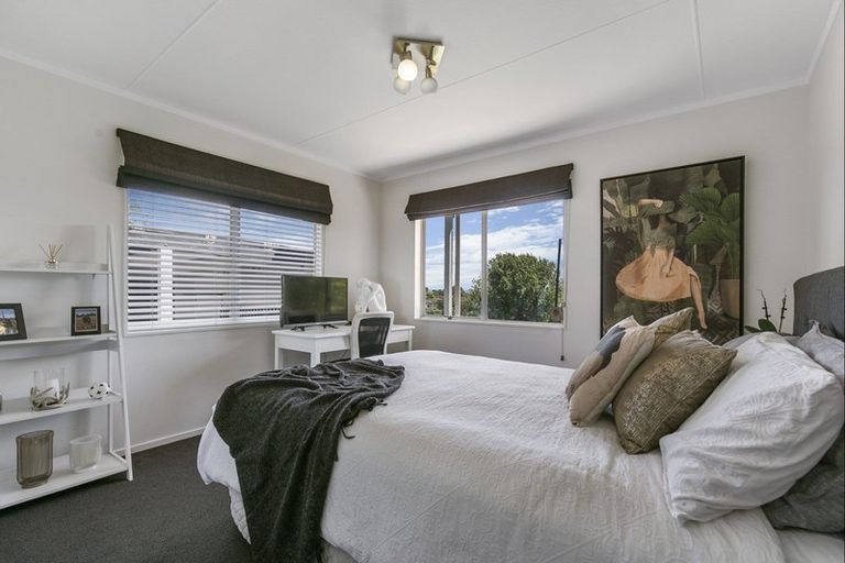 Photo of property in 15 Dalwhinnie Parade, Highland Park, Auckland, 2010