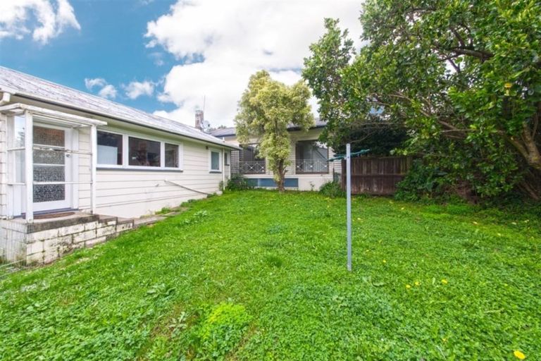 Photo of property in 15 Cleve Road, Green Bay, Auckland, 0604