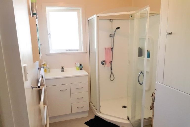 Photo of property in 3 Kilham Avenue, Northcote, Auckland, 0627