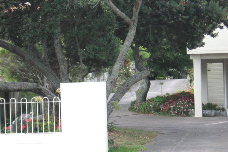 Photo of property in 1/62 Browns Bay Road, Rothesay Bay, Auckland, 0630