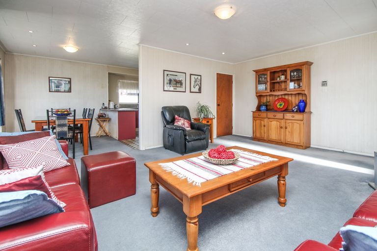 Photo of property in 28 Holmes Drive South, Massey, Auckland, 0614