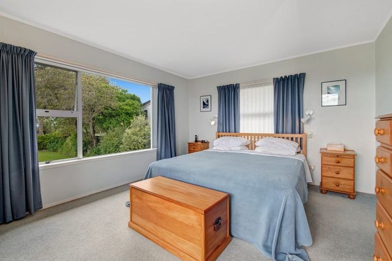 Photo of property in 23 Roberts Road, Matakatia, Whangaparaoa, 0930