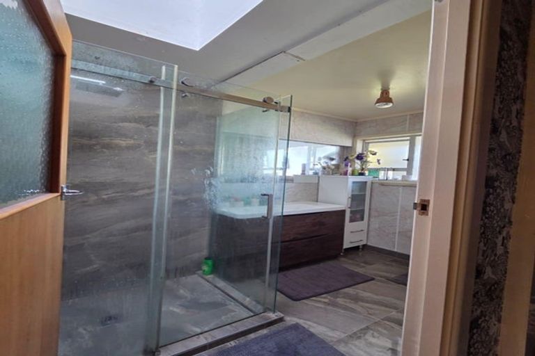 Photo of property in 44 Cliff View Drive, Green Bay, Auckland, 0604