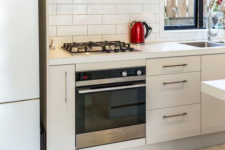 Photo of property in 7/9 Surrey Street, Tawa, Wellington, 5028