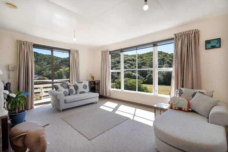 Photo of property in 34 Takapuwahia Drive, Takapuwahia, Porirua, 5022