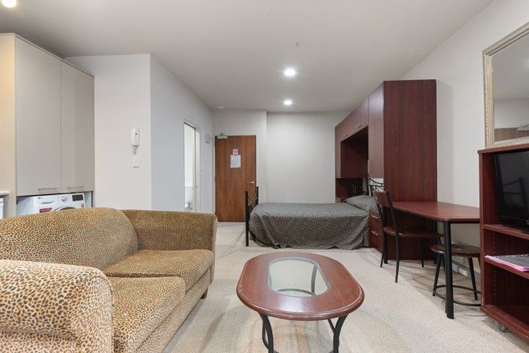 Photo of property in Atrium Apartments, 2h/154 The Terrace, Wellington Central, Wellington, 6011