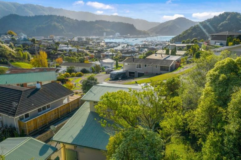 Photo of property in 27 Seaview Crescent, Picton, 7220