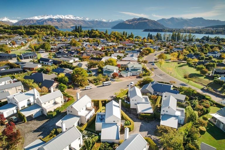 Photo of property in 9 Meadowbrook Place, Wanaka, 9305