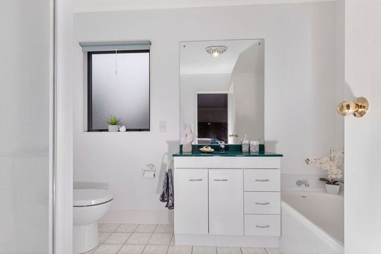 Photo of property in 19 Pannill Place, Oteha, Auckland, 0632