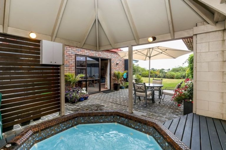 Photo of property in 27 Fairfax Terrace, Frankleigh Park, New Plymouth, 4310