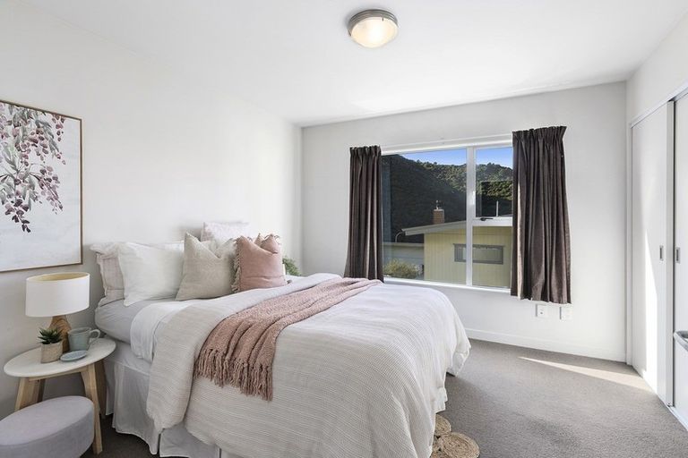 Photo of property in 19 Rarangi Way, Owhiro Bay, Wellington, 6023