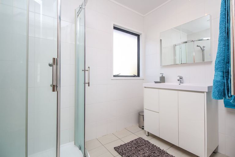 Photo of property in 28 Holmes Drive South, Massey, Auckland, 0614