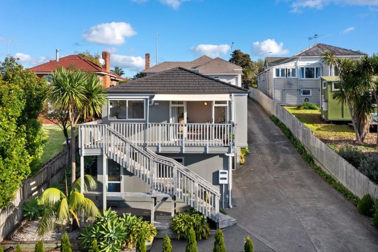 Photo of property in 49a Onewa Road, Northcote, Auckland, 0627