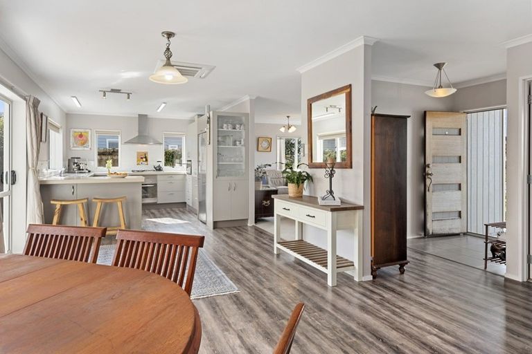 Photo of property in 16 Resolution Place, One Tree Point, 0118