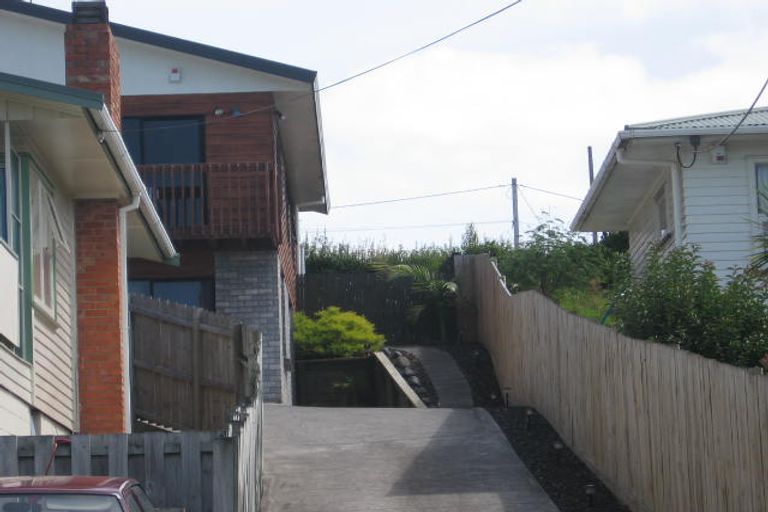 Photo of property in 2/8 Woodall Place, Totara Vale, Auckland, 0627