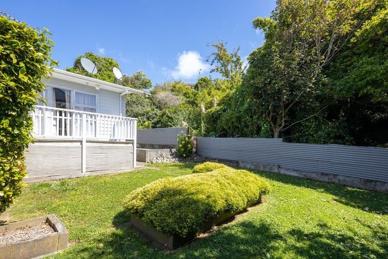 Photo of property in 14 Kahikatea Grove, Paparangi, Wellington, 6037