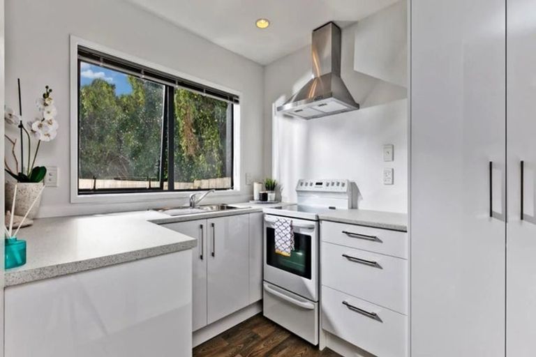 Photo of property in 1/5 Kilham Avenue, Northcote, Auckland, 0627