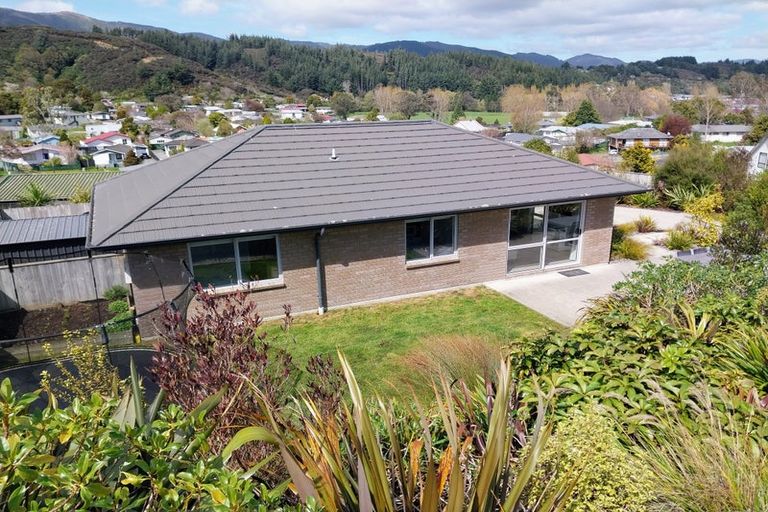 Photo of property in 92 Sunstone Crescent, Timberlea, Upper Hutt, 5018