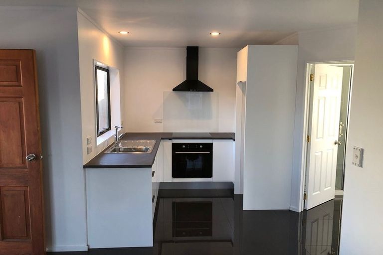 Photo of property in 1 Ryden Place, Glen Eden, Auckland, 0602