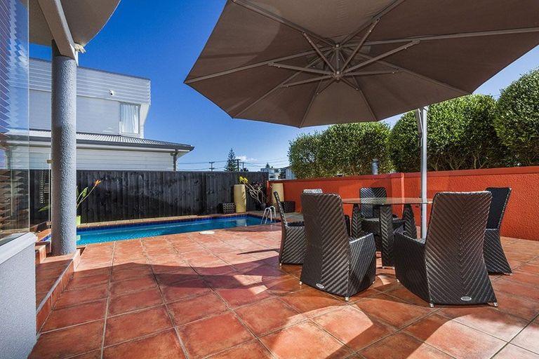 Photo of property in 1/2 Holiday Road, Milford, Auckland, 0620