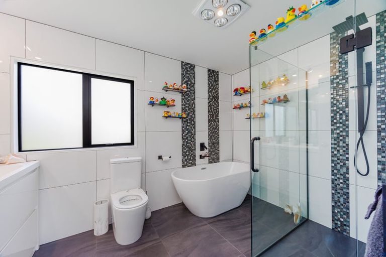 Photo of property in 3 Holyoake Place, Chatswood, Auckland, 0626