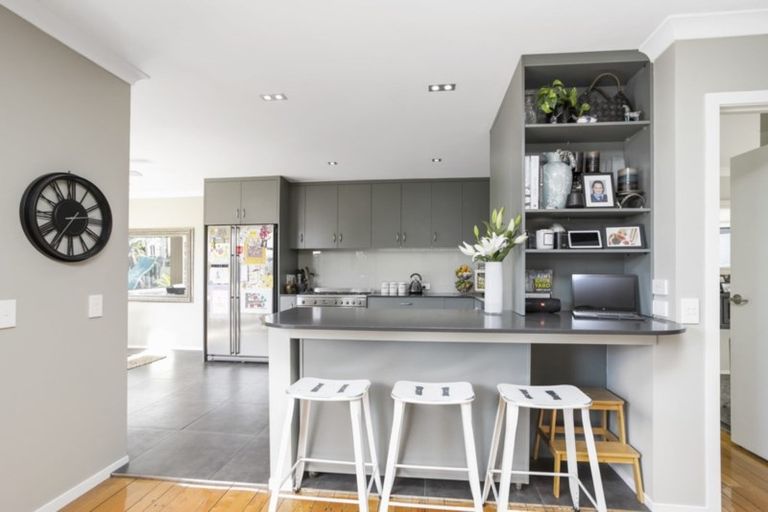 Photo of property in 8 Kiekie Road, Mangere Bridge, Auckland, 2022