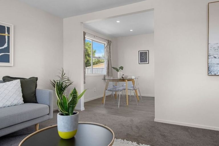 Photo of property in 27 Staverton Crescent, Mangere, Auckland, 2022