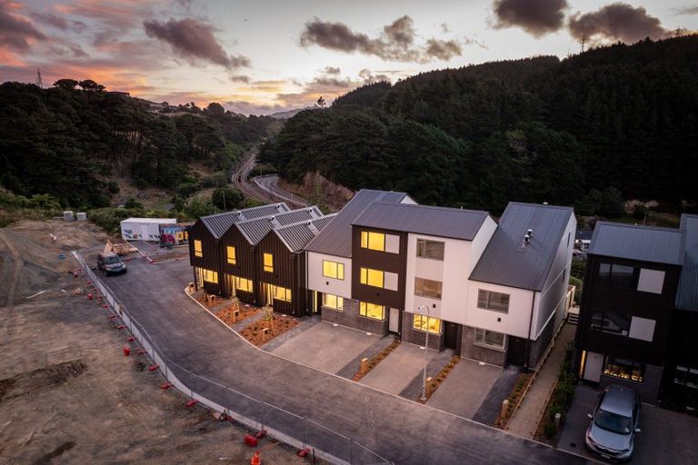 Photo of property in 90 Ara Paiwhenua, Tawa, Wellington, 5028