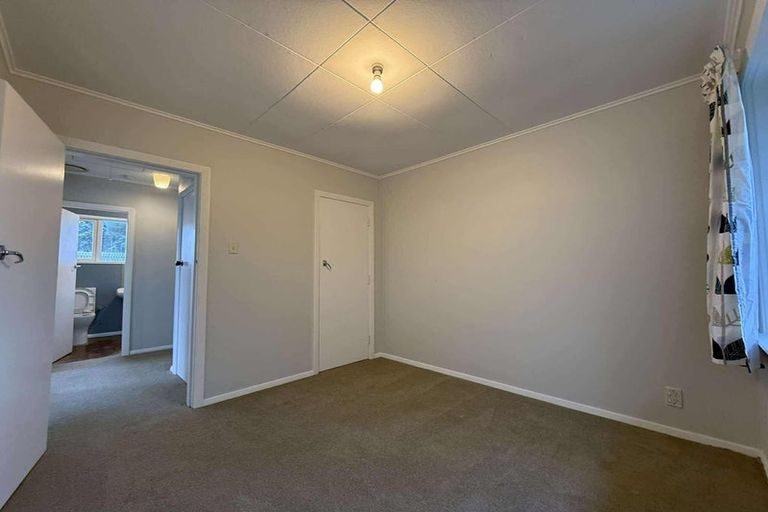 Photo of property in 52 Ruskin Road, Newlands, Wellington, 6037