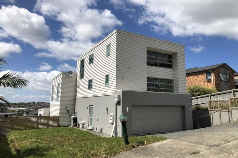 Photo of property in 32 Namsan Close, Fairview Heights, Auckland, 0632