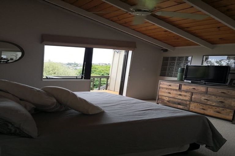 Photo of property in 2/8 Theodora Place, Mairangi Bay, Auckland, 0630