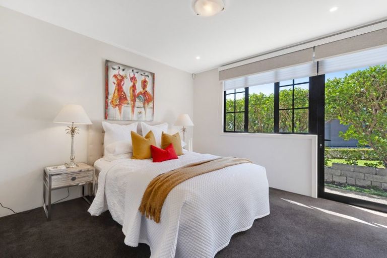 Photo of property in 2 Glenoaks Rise, Mellons Bay, Auckland, 2014