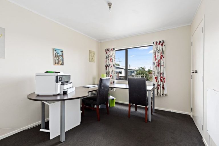 Photo of property in 6 Te Moau Avenue, Parakai, 0830