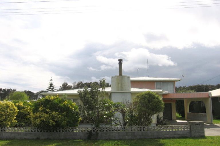 Photo of property in 7 Hennessy Street West, Foxton Beach, Foxton, 4815